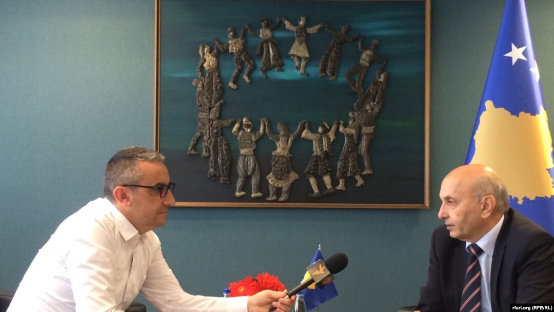 Premijer Isa Mustafa tokom ranijeg intervjua za RSE, ilustracija 