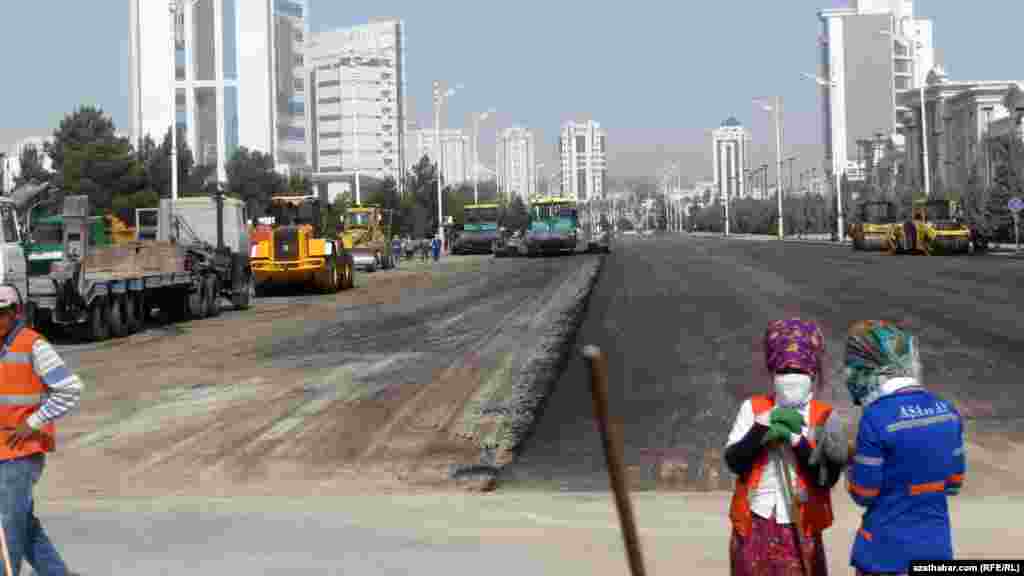 Aşgabadyň S.Nyýazow köçesi abatlanýar, iýun, 2018