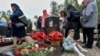 Родственники погибших моряков на траурной церемонии пять лет назад, в августе 2020 года