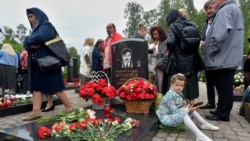Родственники погибших моряков на траурной церемонии пять лет назад, в августе 2020 года