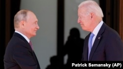 Президенты России и США Владимир Путин и Джо Байден на встрече в Женеве, 16 июня 2021