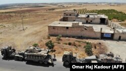 Турецкая военная техника вблизи города Маар Хитат в провинции Идлиб, 19 августа 2019 года