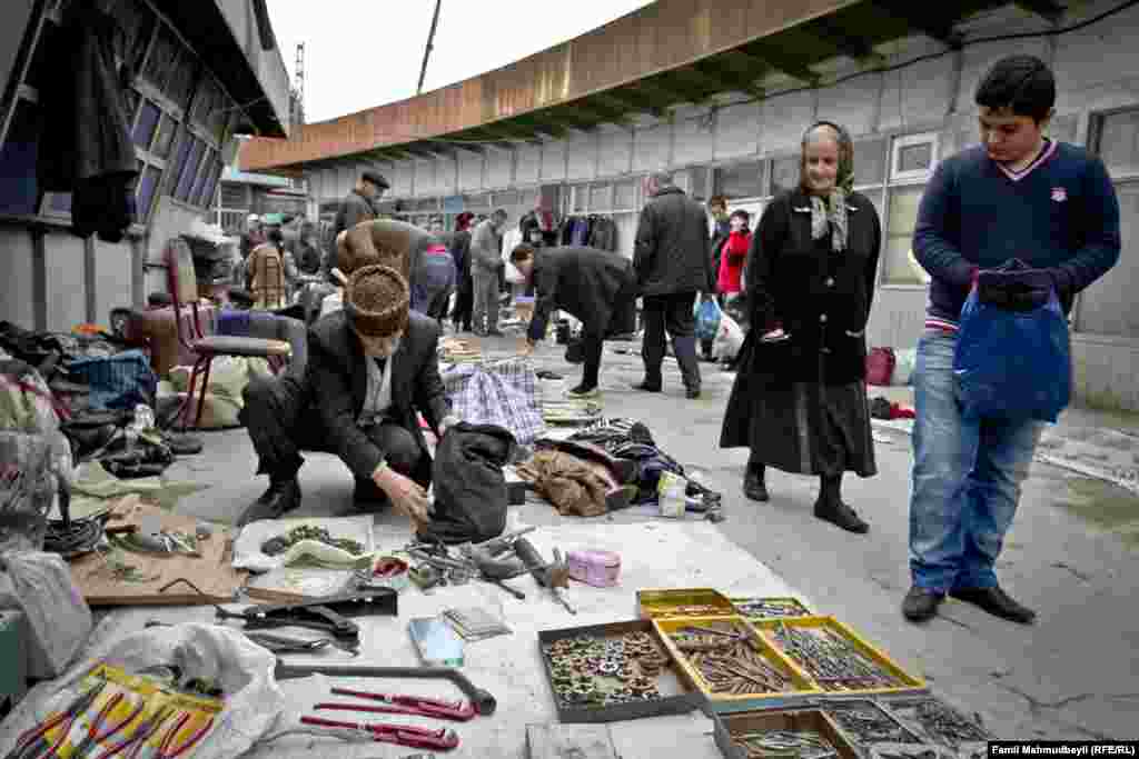 Burada elə satıcılar var ki, onların yeri hamıya əvvəldən məlumdur. Elə adamlar da var ki, yerə nəsə sərib, bazar müdirliyinə də 2 manat verib alverini edir.&nbsp;