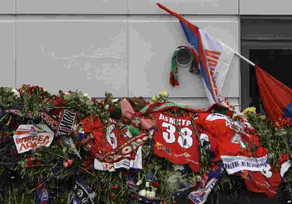 As a mark of respect for those killed, fans left thousands of flowers, team jerseys, and flags outside Lokomotiv Yaroslavl&#39;s arena.