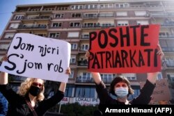 Gratë mbajnë mbishkrime për barazi gjinore gjatë një proteste në Prishtinë më 23 shtator, 2020.