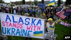 Demonstrators rally in support of Ukraine along a highway in Anchorage, Alaska, on the eve of the meeting on August 15 between the US and Russian presidents.