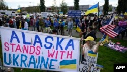 უკრაინის მხარდამჭერი აქცია ალასკის შტატის ქალაქ ანკორიჯში. 2025 წლის 14 აგვისტო