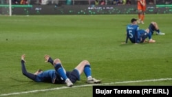 Lojtarët e Kosovës shtrihen në fushë të zhgënjyer nga humbja e shansit për t'u kualifikuar në Kupën e Botës 2026, pasi u mposhtën nga Turqia në Prishtinë.