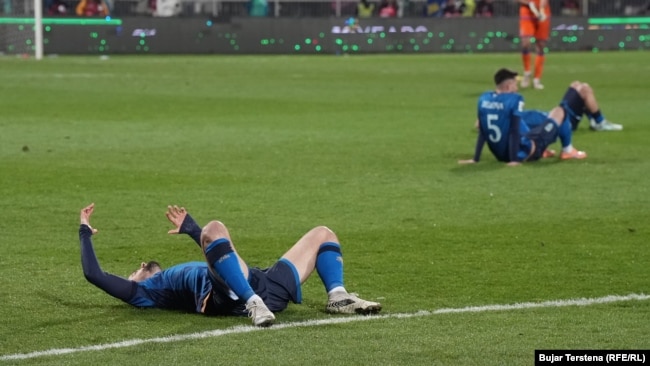 Lojtarët e Kosovës shtrihen në fushë të zhgënjyer nga humbja e shansit për t'u kualifikuar në Kupën e Botës 2026, pasi u mposhtën nga Turqia në Prishtinë.