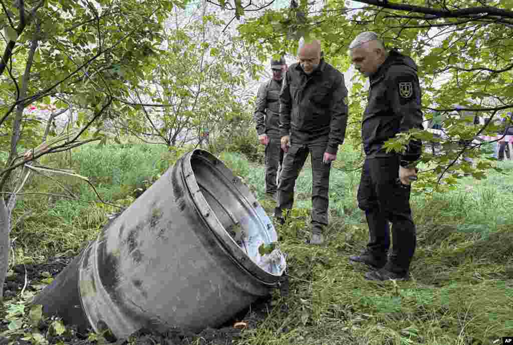Na ovoj fotografiji koju je dostavila Regionalna uprava Odese, gradski zvaničnici ispituju ostatak projektila nakon ruskog raketnog napada u kojem je poginulo nekoliko ljudi, a više ih je ranjeno u Odesi, Ukrajina, u ponedjeljak, 29. aprila 2024.