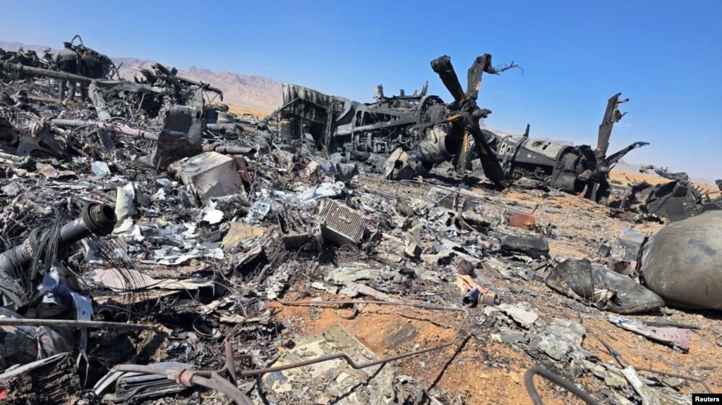 Kjo fotografi u publikua më 5 prill nga Garda Revolucionare Islamike e Iranit që pretendohet se shfaq një aeroplan të shkatërruar gjatë misionit të SHBA-së për të gjetur aviatorin e saj. Piloti i dytë i aeroplanit të rrëzuar amerikan F-15E në Iran u shpëtua nga forcat speciale, tha Uashingtoni.