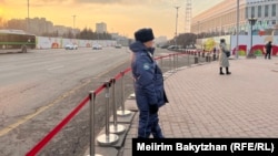 Алматыдағы Тәуелсіздік монументінің маңы. 16 желтоқсан, 2025 жыл.