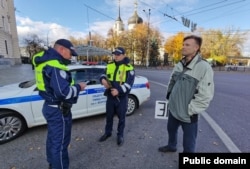 Христолюба Вегана на антивоенном пикете задерживают сотрудники ДПС