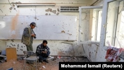 Avganistanski novinari snimaju učionicu posle napada takozvane Islamske države na univerzitet u Kabulu 2. novembra 2020.