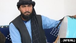 غلام نبی یکی از نوازنده‌های دهل در هرات