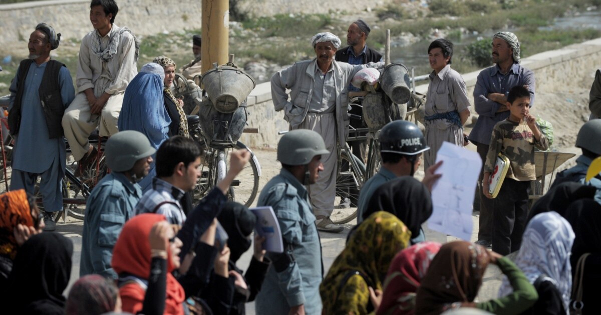 Әдемі орыс қызы ауызша жыныстық қатынас кезінде кончает.