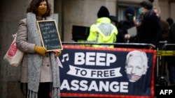 Сторонники Джулиана Ассанжа у здания суда в Лондоне во время обсуждения вопроса об экстрадиции в США. 4 января 2021