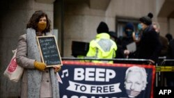 A WikiLeaks-alapító Julian Assange támogatói az Old Bailey bíróság épülete előtt tüntetnek Londonban, 2021. január 4-én.