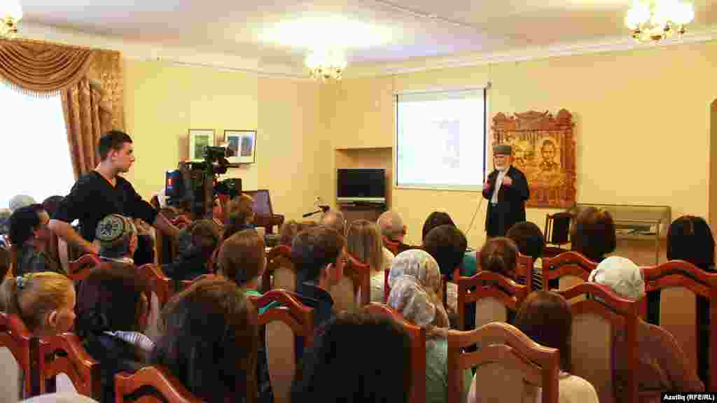 Кәбир Бәкерне искә алу кичәсе. Батулла сөйли