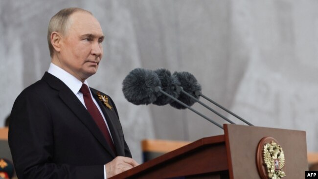 Vladimir Putin Qırmızı Meydanda Qələbə günü münasibətilə keçirilən hərbi paradda çıxış edir.