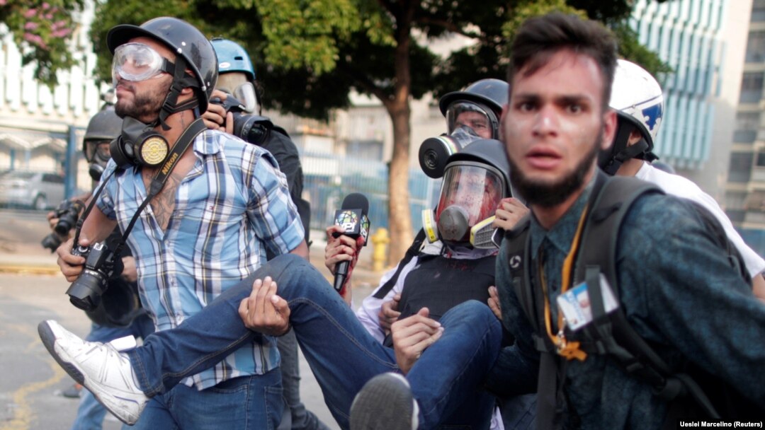 Fotoreporteri nose kolegu povređenog u nemirima na ulicama Karakasa, 1. maj