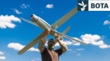 Një ushtar ukrainas me dronin e llojit Bulava. 