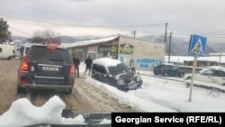 მოძრაობა კვლავ შეზღუდულია გზებზე; ათზე მეტი მუნიციპალიტეტი დენის გარეშე რჩება. ხაშური, 2025 წლის 30 დეკემბერი 