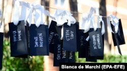 Карточки с именами 298 погибших при крушении самолета