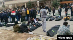 Скриншот із відео, яке зроблене 14 січня 2026 року з користувацьких зображень у соцмережах 13 січня 2026 року, показує десятки тіл, що лежать на землі в Судово-діагностичному та лабораторному центрі Тегеранської провінції в Кахрізаку, Іран