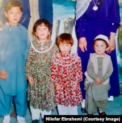 Нилофар Эбрахеми (справа) в четырехлетнем возрасте в 1990-х, во время первого пребывания талибов у власти в Афганистане