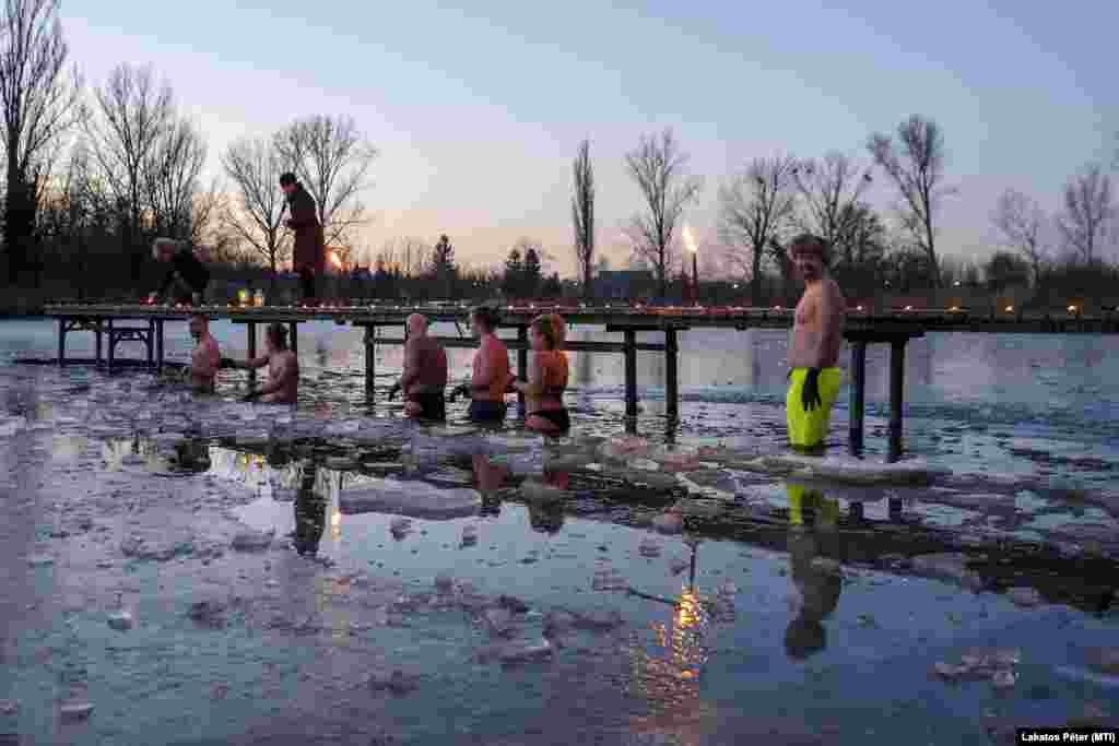 A Hidegvíz Törzs nevű csoport tagjai készülnek a fürdőzésre a Pest megyei Veresegyházi-tóban.