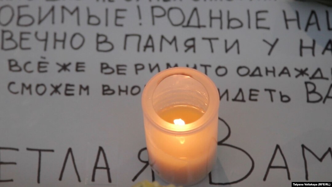 Зажженная свеча в память о жертвах авиакатастрофы А321