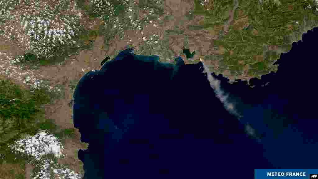 Amint azt a Meteo France műholdfelvétele is mutatja, a tűz keltette hatalmas fűst még az űrből is látható volt