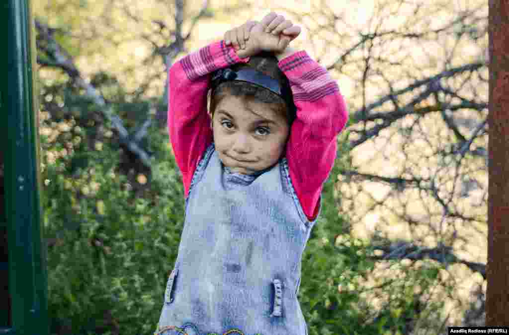 Atışma səsi, təhlükə və sosial çətinlik bu uşaqların həyatının bir hissəsi olub Quşçu Ayrım kəndində. 