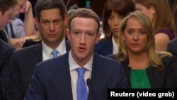 Основатель и глава компании Facebook Марк Цукерберг даёт показания на слушаниях в cенате США. Вашингтон, 10 апреля 2018 года.