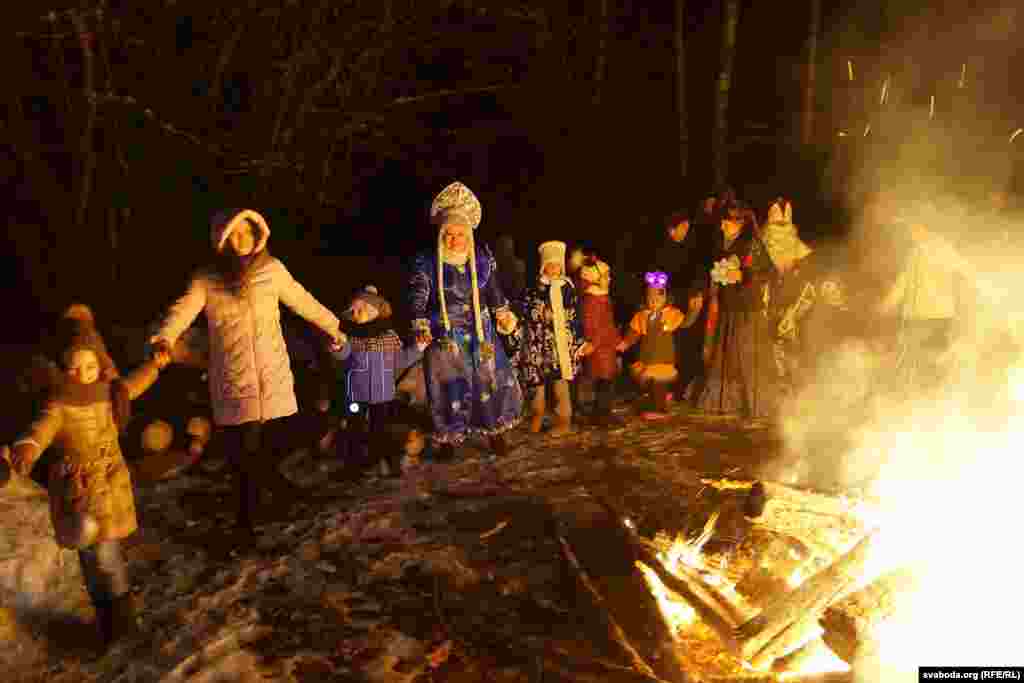 مردم بلاروس دور آتش جمع شده&zwnj;اند تا، برقصند، با بچه&zwnj;ها خوش بگذرانند، لبی تر کنند و به سال نو سلام گویند.