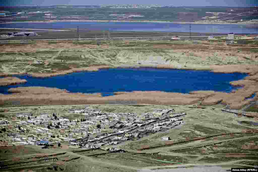 Vulkandan görünən təbii göl mənzərəsi.