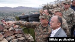 Armenia - Defense Minister Seyran Ohanian visits Amenian troops deployed on the border with Azerbaijan, 24Sept, 2016