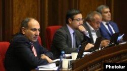 Armenia - Nikol Pashinian (L) and other deputies from the opposition Yelk alliance attend a parliament session in Yerevan, 3Oct2017.