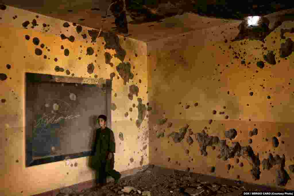 This school was set up by the Italian contingent in Shindand, Afghanistan, where several Spanish soldiers died. A week after it opened, it was damaged by a U.S. air strike. May 3, 2007