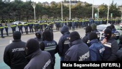 "თბილისი მოლთან" ნიღბიან პოლიციას ცოცხალი კედელი აქვს გაკეთებული.