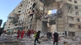 Rescue teams at the scene of a Russian strike on an apartment block in Kharkiv on September 24.&nbsp;<br />
<br />
Kharkiv Mayor Ihor Terekhov announced that two residential areas in the northeastern city of Ukraine had been hit with Russian glide bombs, killing at least three people.&nbsp;