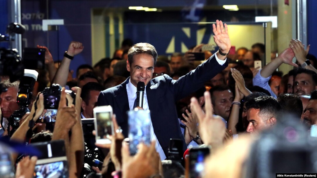 Lider Nove demokratije Kiriakos Micotakis sa pristalicama ispred sedišta svoje partije