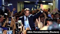 Lider Nove demokratije Kiriakos Micotakis sa pristalicama ispred sedišta svoje partije