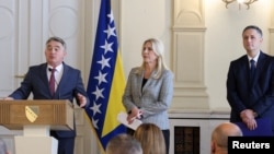 Anëtarët e Presidencës së Bosnjës, Zhelko Komshiq (majtas), Zhelka Cvijanoviq dhe Denis Beçiroviq.
