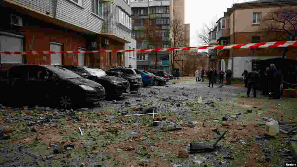 Emberek gyülekeznek egy orosz dróncsapás során megrongálódott lakóépületnél január 10-én Kijevben