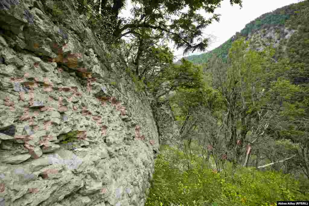 Başqa bir qala. Azərbaycan tarixinin bir dönəminə izini buraxmış Girdiman dövlətinin mərkəzi qalalarından biri - İsmayıllının Talıstan kəndi yaxınlığındakı Girdiman qalası. VII əsrə aid bu qala bir neçə on illikdən sonra özü yox, sadəcə adı Azərbaycan tarixində olacaq. Çünki dağ ətəyində bu şikəst qala sanki son nəfəsini yaşayır. Qala isə dövlət tərəfindən "qorunur".