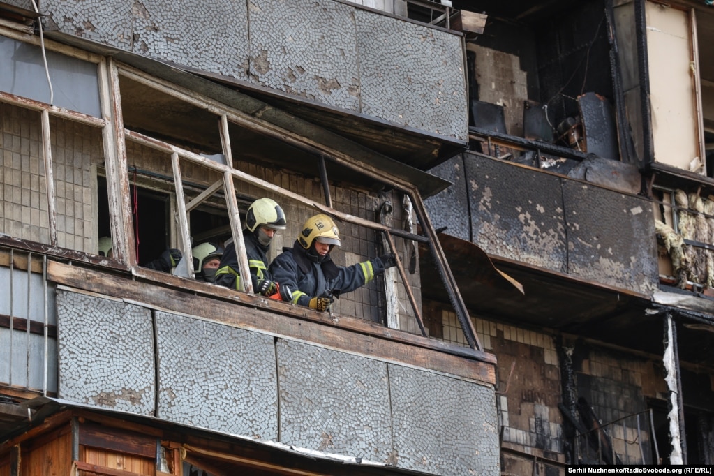Рятувальники працюють в будинку. Через удар БпЛА там зайнялася пожежа.Як повідомили мешканці багатоповерхівки, серед загиблих – люди, які задихнулися, ховаючись у ванній. Офіційних підтверджень цій інформації немає
