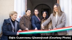 Лідэрка дэмсілаў Сьвятлана Ціханоўская, кіраўніца Цэнтру беларускай дэмакратычнай супольнасьці ў Італіі Юлія Юхно, іцэ-прэзыдэнтка Эўрапейскага парлямэнту Піна Пічэрна, старшыня гарадзкой рады Сэста-Ф’ярэнціна Серэна Сасаніні, старшыня Рэгіянальнай рады Тасканы Стэфанія Сакардзі.