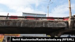 У лютому 2017 року на Шулявському шляхопроводі обвалилася частина бетонної огорожі